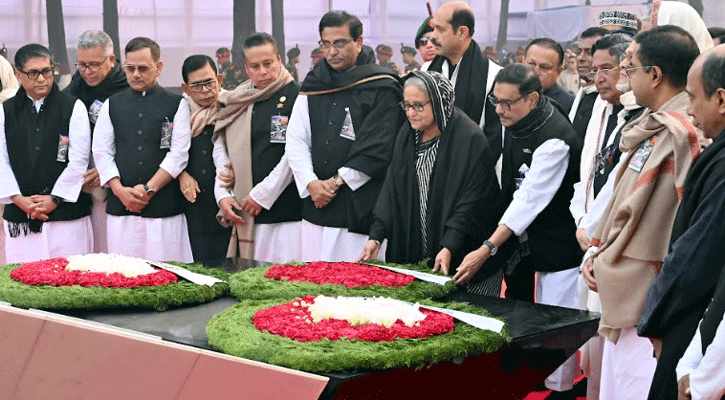 বঙ্গবন্ধুর প্রতিকৃতিতে প্রধানমন্ত্রীর শ্রদ্ধা