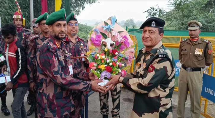 বিজয় দিবসে বিএসএফকে ফুল-মিষ্টি দিল বিজিবি