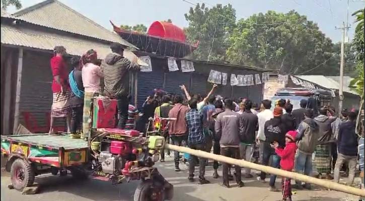 সালথায় সড়কে ব্যারিকেড দিয়ে পুলিশের কাজে বাধা, আটক ২