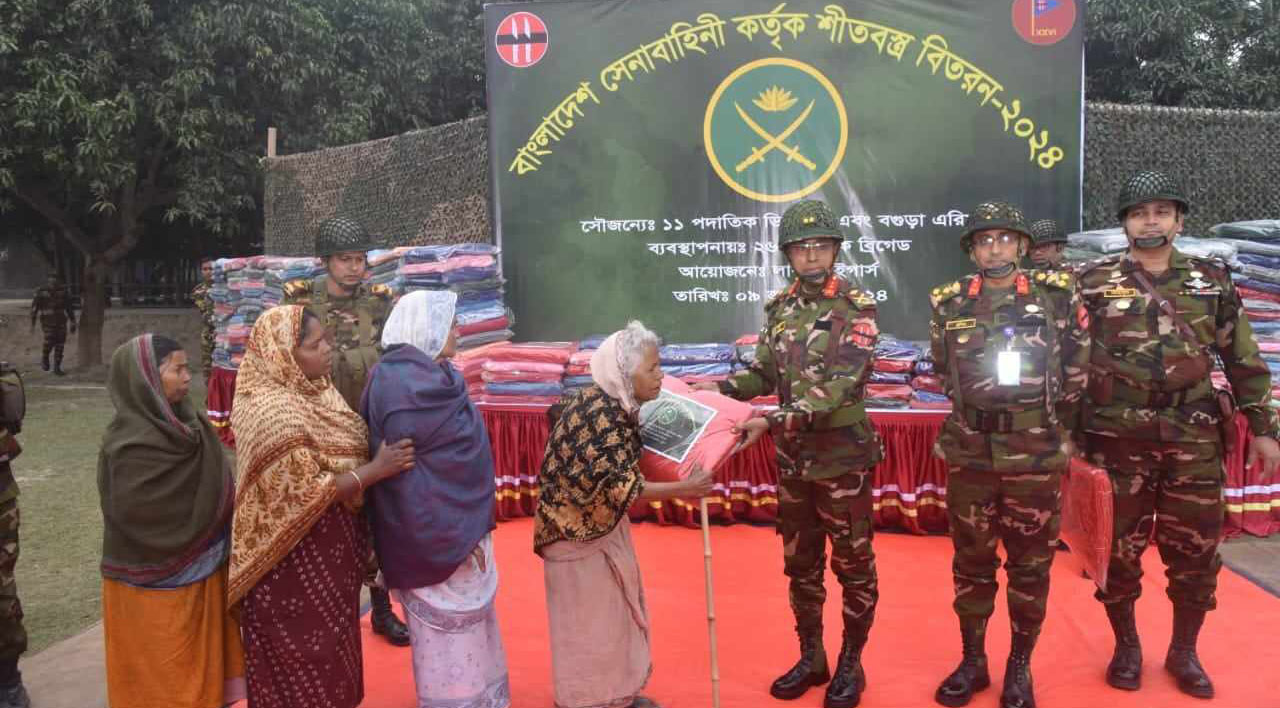 নওগাঁয় শীতার্তদের মধ্যে সেনাবাহিনীর কম্বল বিতরণ