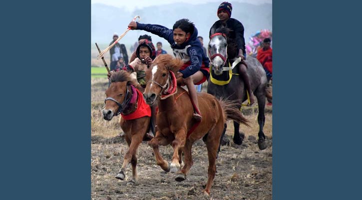 শীত উপেক্ষা করে মাগুরায় ঐতিহ্যবাহী ঘোড়দৌড়-গ্রামীণ মেলা 