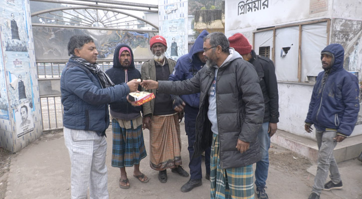 ডা. সামন্ত লাল সেনকে স্বাস্থ্যমন্ত্রী করায় পঞ্চগড়ে মিষ্টি বিতরণ