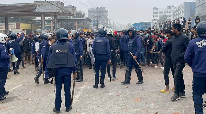 গাজীপুরে শ্রমিকদের বিক্ষোভ, পুলিশের সঙ্গে ধাওয়া-পাল্টা ধাওয়া