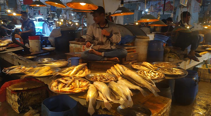 শীতের অজুহাতে চড়া মাছের বাজার