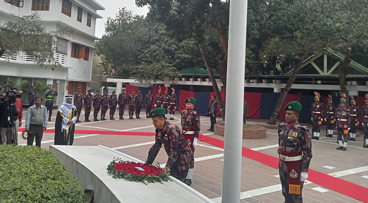 জাতির পিতার সমাধিতে বিজিবি মহাপরিচালকের শ্রদ্ধা