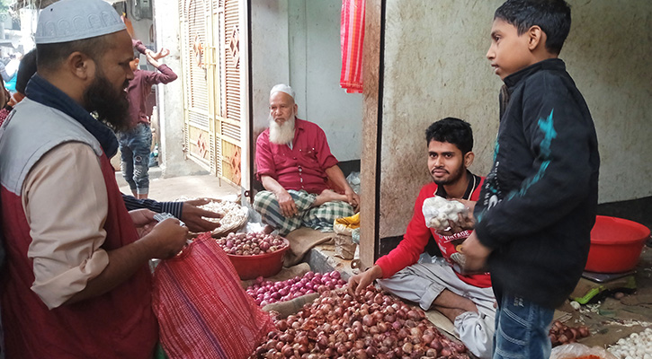 হিলিতে সপ্তাহ ব্যবধানে পেঁয়াজের দাম কেজিতে ৫০ টাকা বাড়ল 