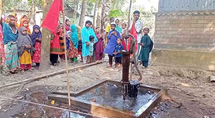 নেত্রকোনায় টিউবওয়েল থেকে পানির সঙ্গে বেরুচ্ছে গ্যাস