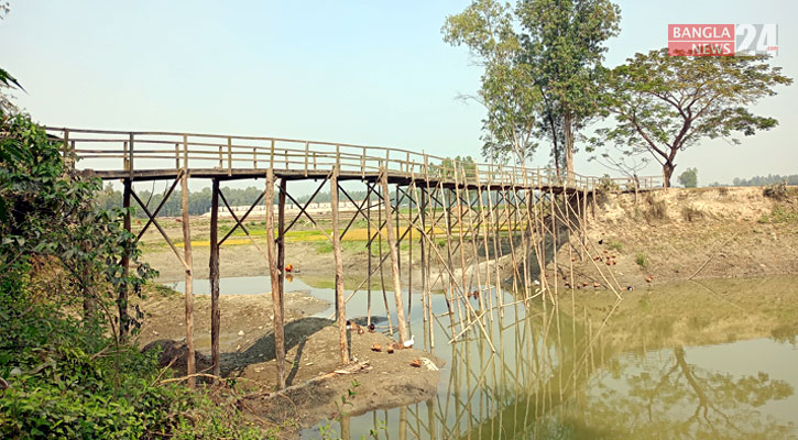 জীর্ণ কাঠের সাঁকোই ১৫ গ্রামের মানুষের ভরসা!