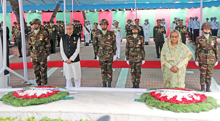 টুঙ্গিপাড়ায় বঙ্গবন্ধুর সমাধিতে রাষ্ট্রপতি-প্রধানমন্ত্রীর শ্রদ্ধা