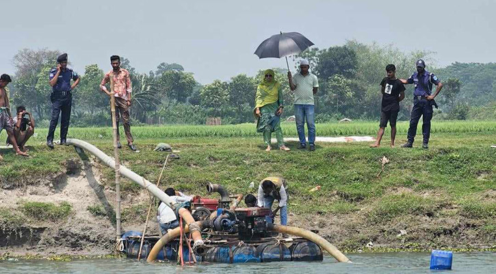 আড়াইহাজারে ড্রেজার দিয়ে মাটি উত্তোলন, জরিমানা