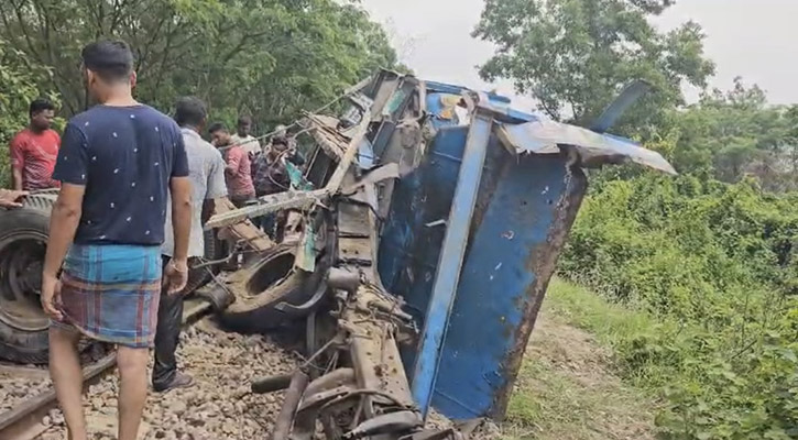 ফেনীতে রেল ক্রসিংয়ে গেট না ফেলায় প্রাণ গেল ২ জনের