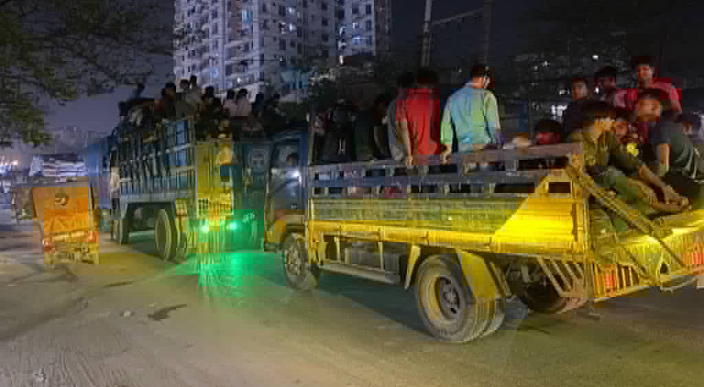 বাস সংকট, জীবনের ঝুঁকি নিয়ে ট্রাকে চড়ে ঈদযাত্রা