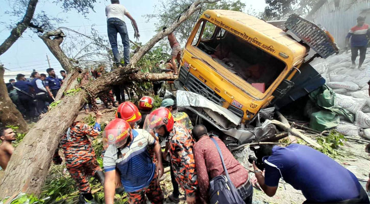 ঝালকাঠিতে ৫ গাড়িকে চাপা দিল বেপরোয়া ট্রাক, রাস্তায় ঝরল ১৪ প্রাণ