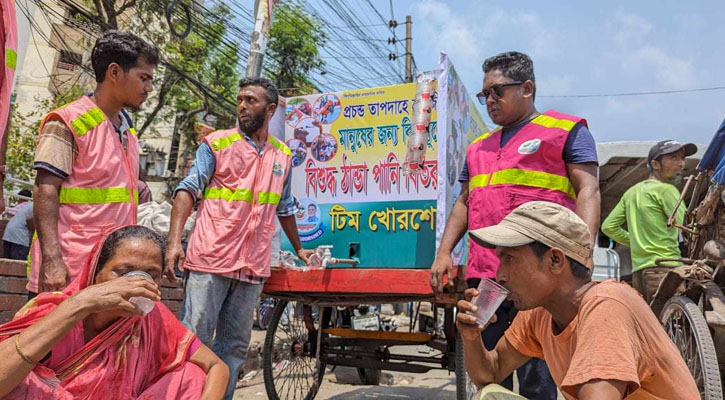 গরমে অতিষ্ঠ মানুষকে পানি পান করাচ্ছে টিম খোরশেদ