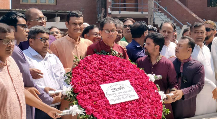 জাতির পিতার সমাধিতে বঙ্গবন্ধু মেডিকেল বিশ্ববিদ্যালয়ের নতুন উপ-উপাচার্যের শ্রদ্ধা