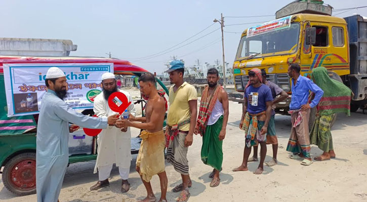 খুলনায় হাতপাখা-শরবত পেয়ে স্বস্তিতে শ্রমিকরা