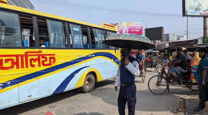 তীব্র তাপদাহ, দায়িত্বে অনড় ট্রাফিক পুলিশ