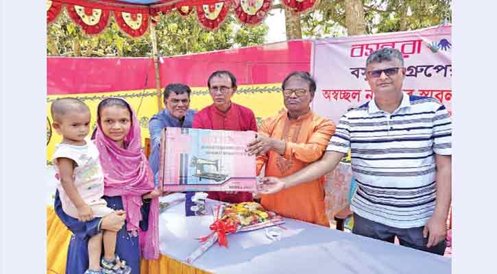 নাটোরে আরও ২০ নারী পেলেন বসুন্ধরা শুভ সংঘের সেলাই মেশিন