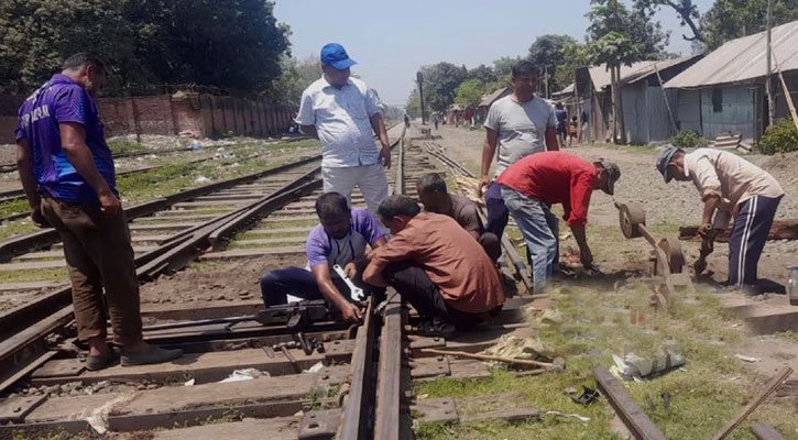 তাপদাহ: নীলফামারীতে রেললাইন রক্ষণাবেক্ষণে ৬৬ ওয়েম্যান