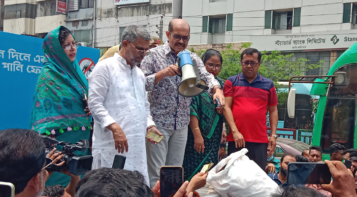 রাস্তায় মাইকিং করে চিপসের প্যাকেট ও ডাবের খোসা কিনলেন মেয়র আতিক 