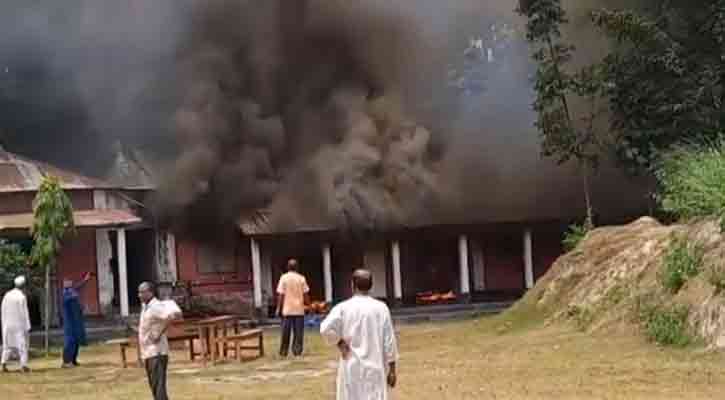 ক্লাস চলাকালীন স্কুলে আগুন, শ্রেণিকক্ষ পুড়ে ছাই