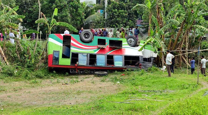 রাজবাড়ীতে নিয়ন্ত্রণ হারিয়ে বাস খাদে, আহত ২০