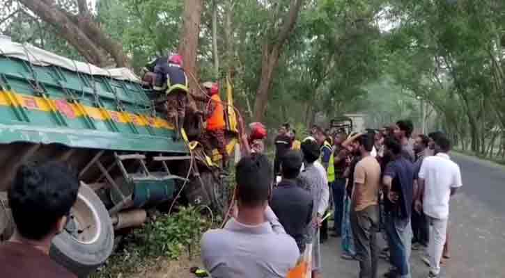 নিয়ন্ত্রণ হারিয়ে গাছে ট্রাকের ধাক্কা, চালক নিহত