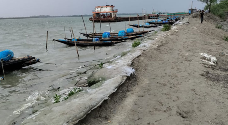 ঘূর্ণিঝড় রেমাল: ঝুঁকিপূর্ণ বাঁধ নিয়ে শ্যামনগর উপকূলজুড়ে চাপা আতঙ্ক