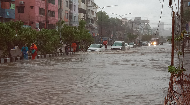 বৃষ্টিতে কালশী সড়কে জলাবদ্ধতা, ভোগান্তি