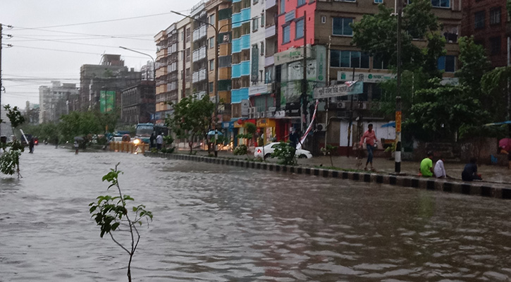 টানা বৃষ্টিতে রাজধানীতে জলাবদ্ধতা, ভোগান্তি