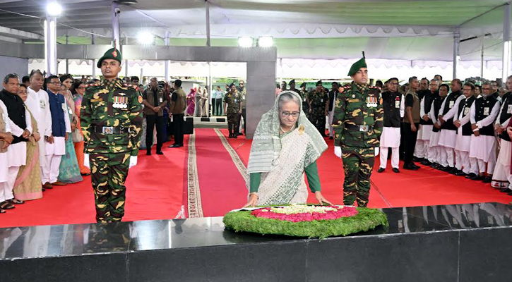 বঙ্গবন্ধুর প্রতিকৃতিতে প্রধানমন্ত্রীর শ্রদ্ধা