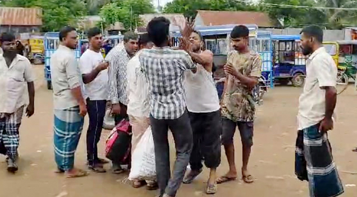 চাঁদপুর লঞ্চঘাটে বন্ধ হচ্ছে না যাত্রীদের ব্যাগ নিয়ে টানাটানি