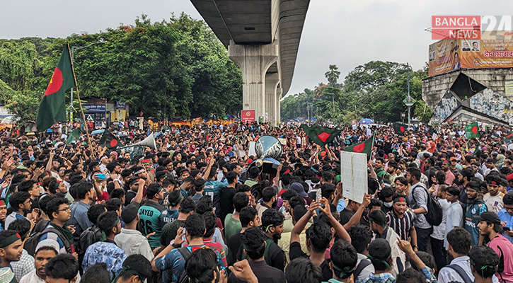 পুলিশের ব্যারিকেড ভেঙে শাহবাগে শিক্ষার্থীদের অবস্থান