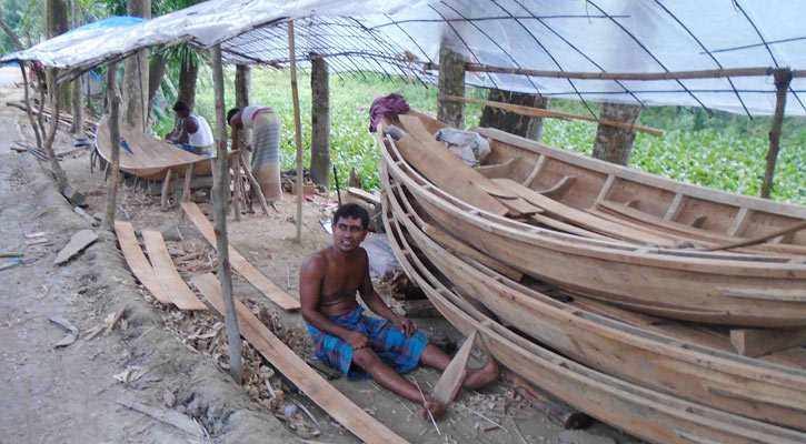 নৌকা তৈরি করে ফিরেছে সচ্ছলতা