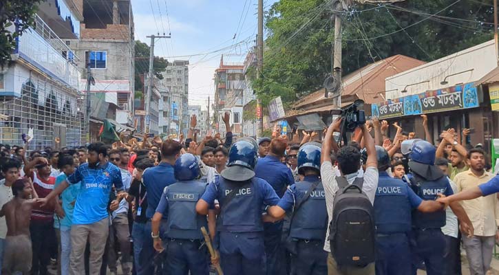 সিরাজগঞ্জে আন্দোলনকারীদের সঙ্গে পুলিশের সংঘর্ষ, আহত ২০