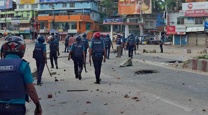 বরিশালে শিক্ষার্থীদের সঙ্গে পুলিশের সংঘর্ষ 