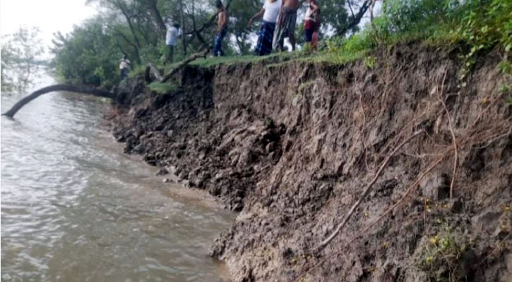 আন্তঃসীমান্ত নদী ইছামতির বিভিন্ন পয়েন্টে ভাঙন, আতঙ্ক!