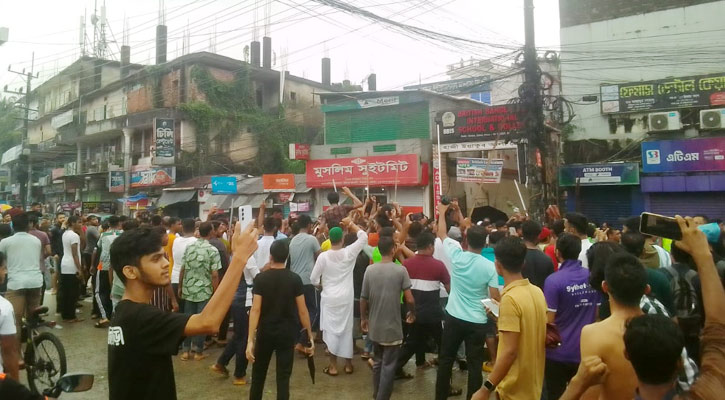 সিলেট নগরজুড়ে উল্লাস, ছাত্র-জনতার মিষ্টি বিতরণ