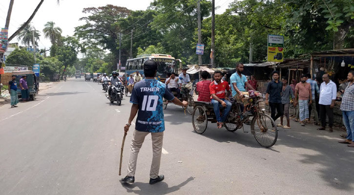 বাগেরহাটে দিনভর ট্রাফিকের দায়িত্ব পালন করলেন শিক্ষার্থীরা