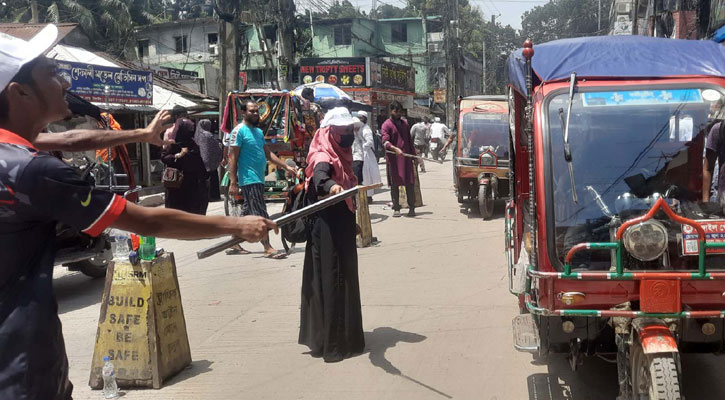 টাঙ্গাইলে শিক্ষার্থীদের ট্রাফিক কর্মসূচি পালনে শহরে স্বস্তি