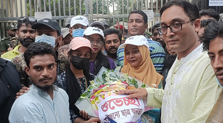 আশুলিয়া থানায় পুলিশ সদস্যদের ফুল দিয়ে স্বাগত জানালেন শিক্ষার্থীরা