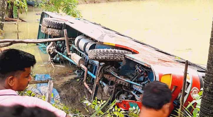 বাস খাদে পড়ার ১১ ঘণ্টা পর যাত্রীর মরদেহ উদ্ধার