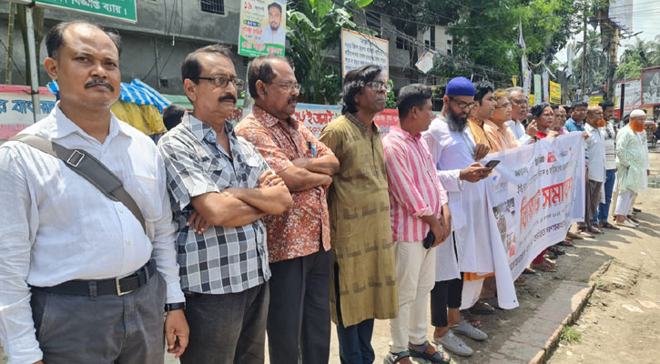 ইস্ট ওয়েস্ট মিডিয়া কমপ্লেক্সে হামলার প্রতিবাদে বগুড়ায় বিক্ষোভ সমাবেশ