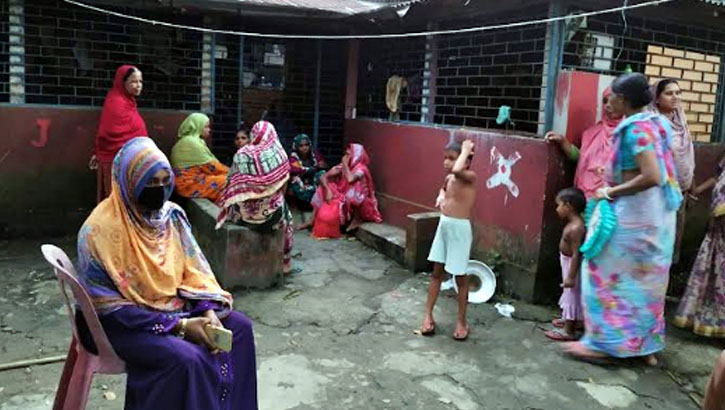 বিয়ের দাবিতে আ.লীগ নেতার বাড়িতে কলেজছাত্রী 