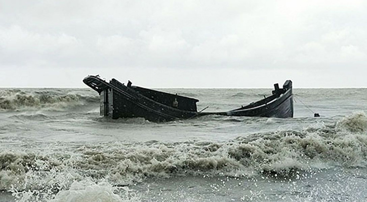 মেঘনায় ১০ ট্রলারডুবি, নিখোঁজ ৮ মাঝি