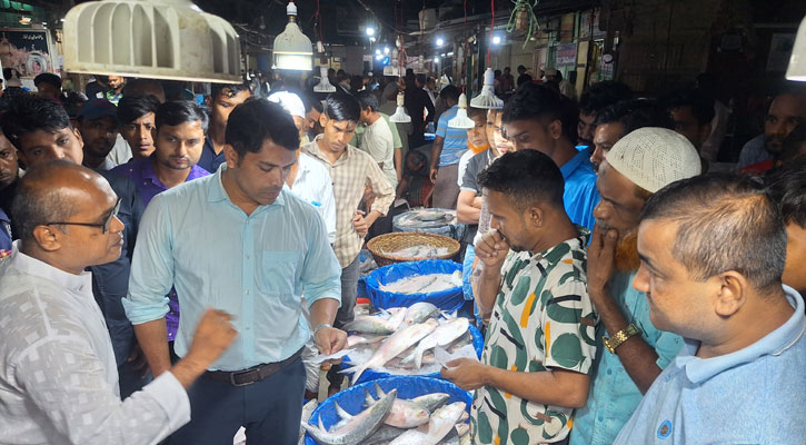 দাম বেশি রাখায় চাঁদপুরে ইলিশ ব্যবসায়ীকে জরিমানা