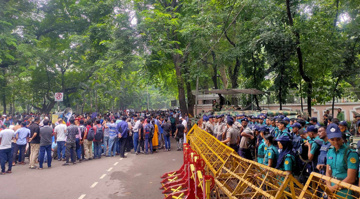 প্রধান উপদেষ্টার বাসভবনের সাম‌নে ৩৫ প্রত্যাশীদের অবস্থান, টিয়ারশেল নিক্ষেপ