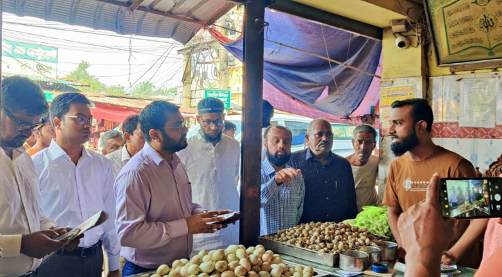 নওগাঁয় দ্রব্যমূল্য নিয়ন্ত্রণে বাজারে অভিযান, ৭ ব্যবসায়ীকে জরিমানা