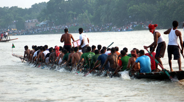 মহম্মদপুর ঝামা মধুমতি নদীতে নৌকাবাইচ দেখতে হাজারো মানুষের ঢল