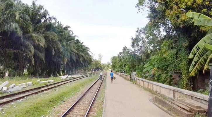 রেলওয়ের জমি থেকে অবৈধ অর্থ আদায়ের অভিযোগ